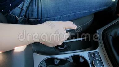 女司机在停车时拉手制动杆的特写慢动作视频